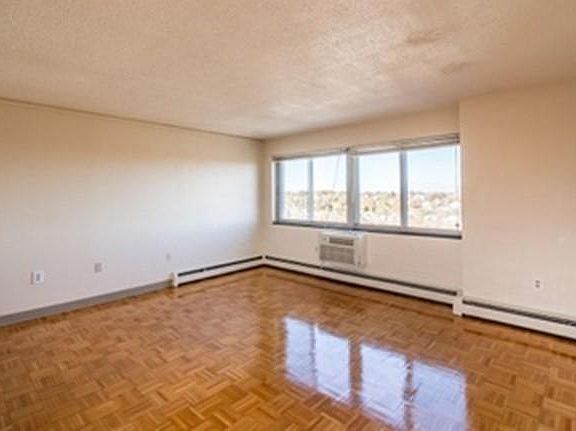 4th image of 1025 Hancock St Unit 4L
