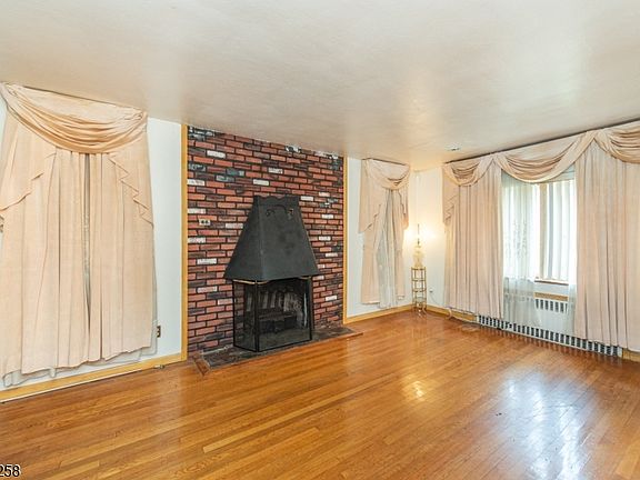 4th image of 385 E 41St St