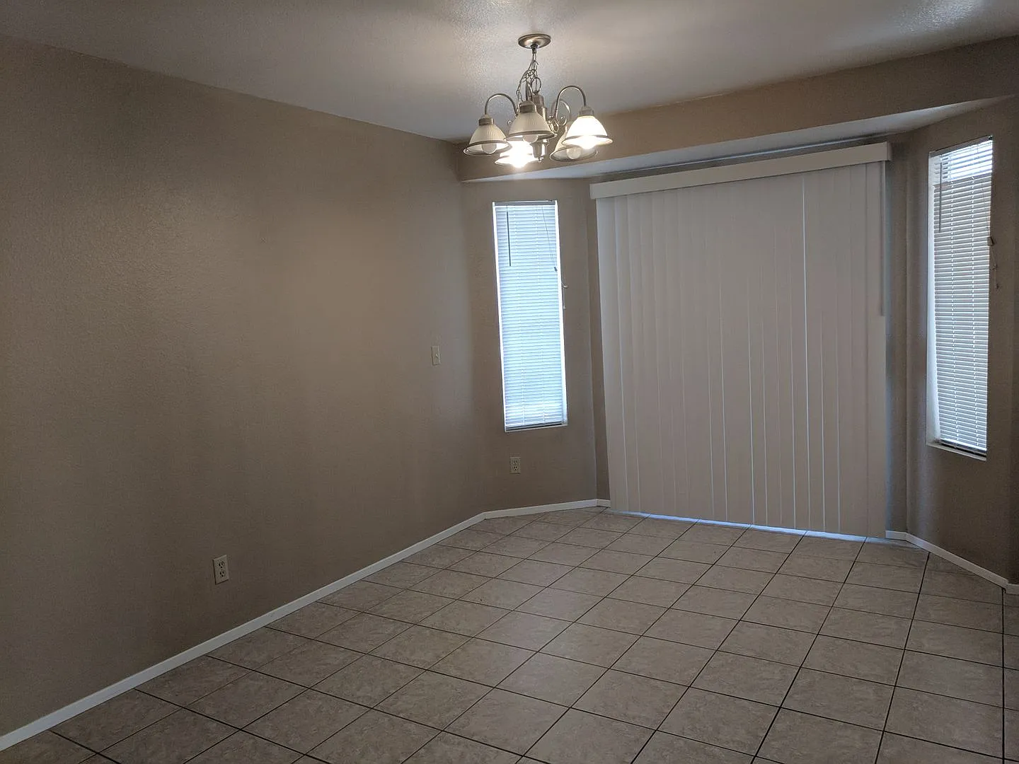 One Story, 3 Beds 2 Baths, 2 Car Garage, Newly Remodeling Kitchen And Bathroom, Granitecountertop... — Photo 3