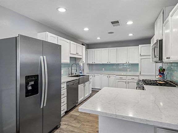 3rd image of 9535 Lakeview Dr