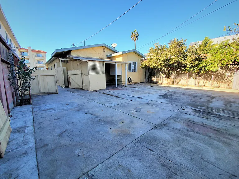 608 N Serrano Ave — Photo 18