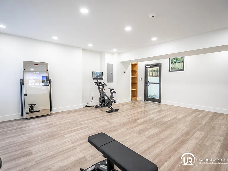 6960 Rue Vendome #402 — Photo 5