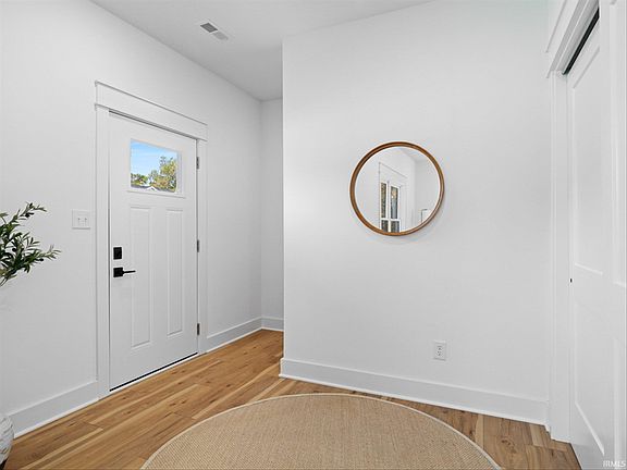 3rd image of 911 S Lantern Ln