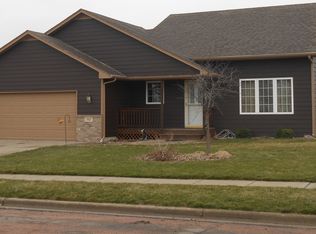 1307 Saint Andrews Ln, Elk Point, SD 57025
