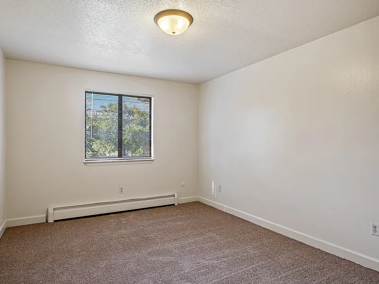 Crossroads Apartments — Photo 12