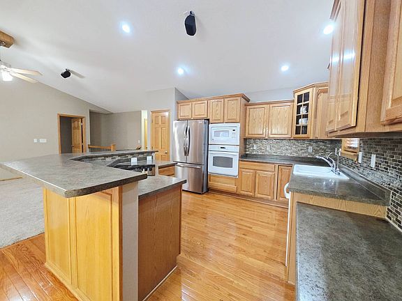 3rd image of 404 SW Springfield Dr