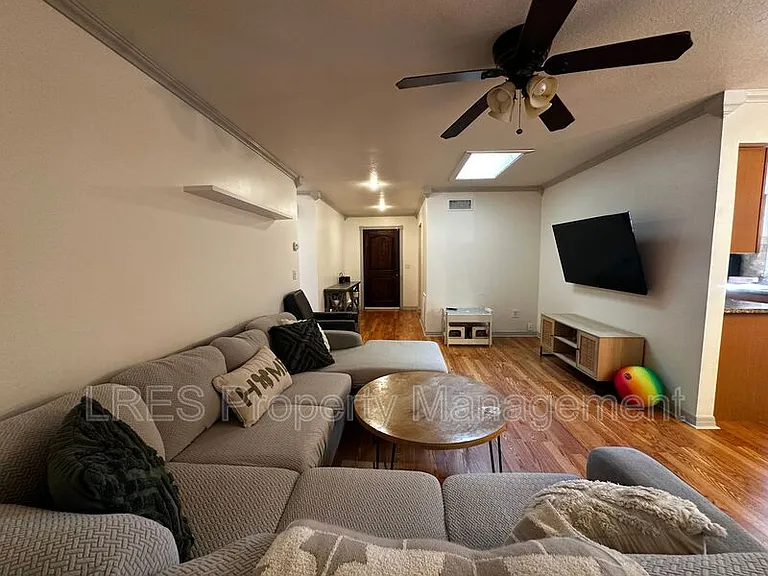 910 Sycamore Ln — Photo 6