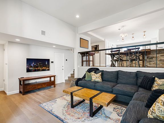 4th image of 4241 W Sarah St #29