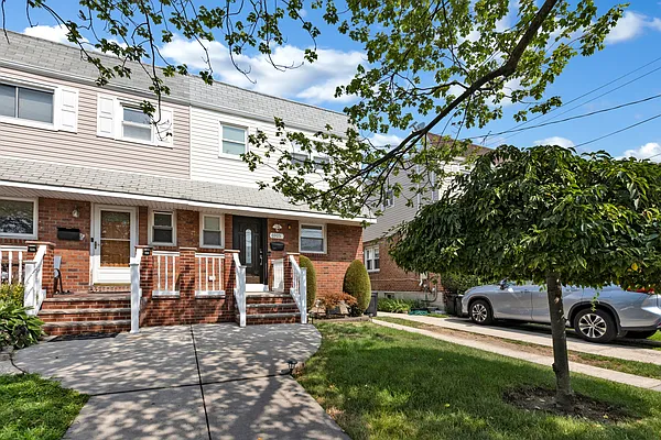 Sold by Remax Edge | media 43