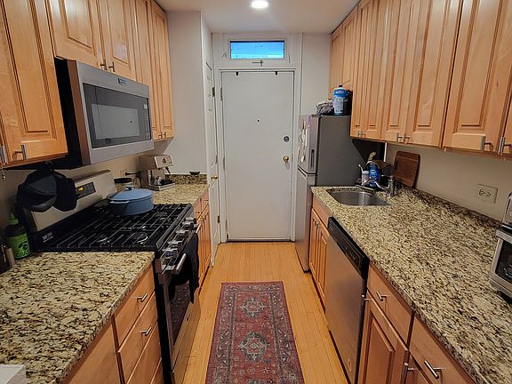 4th image of 681 W Wrightwood Ave APT 3E