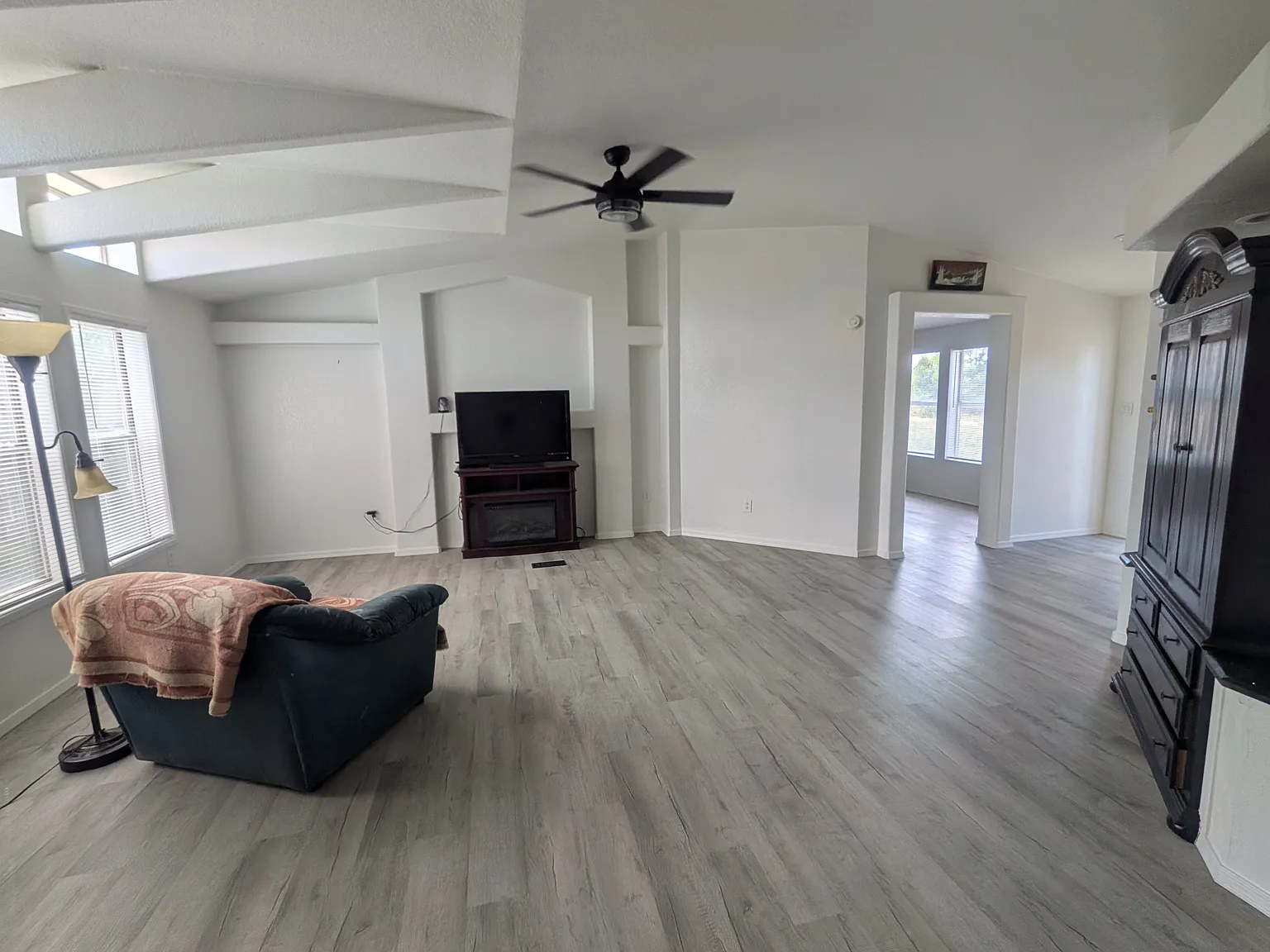 1015 La Vega Ln — Photo 3