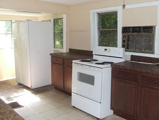 3rd image of 4428 Plum Dr