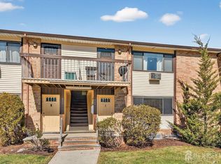 810 Cricket Ln, Woodbridge, NJ