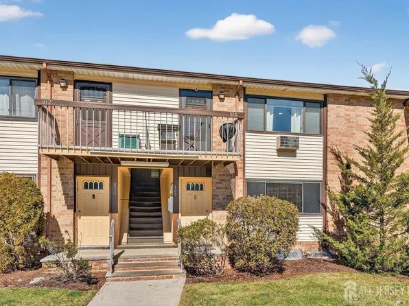 810 Cricket Ln, Woodbridge, NJ 07095