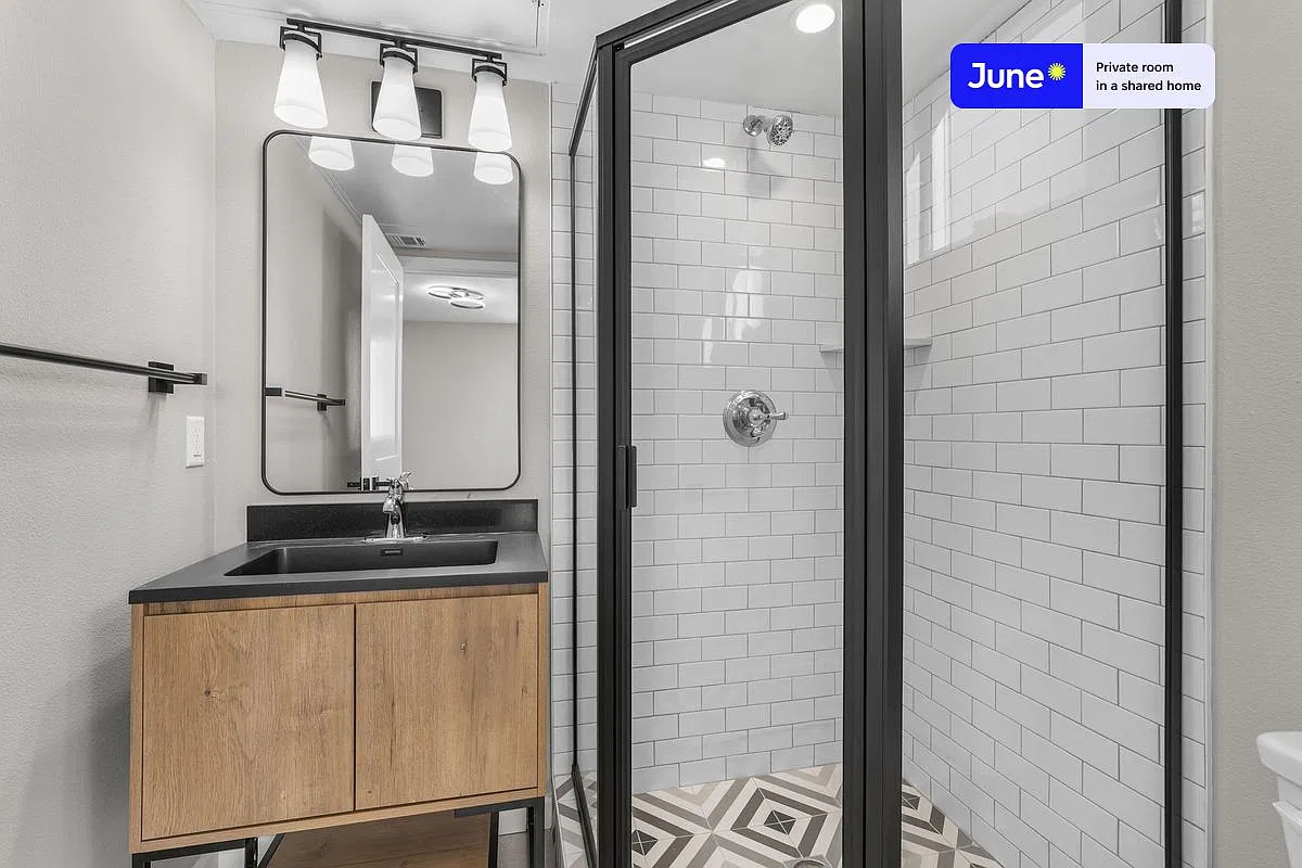 Queen bedroom in 5 bed/5 bath home in Boyle Heights #1828 E — Photo 2