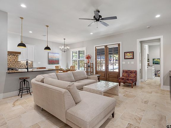5th image of 9276 Villas Ct