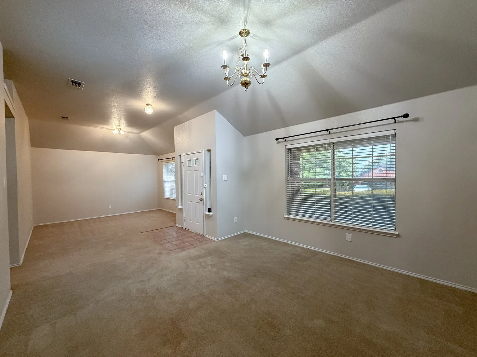 3 bed, 1982 sqft, $1,900 — Photo 3