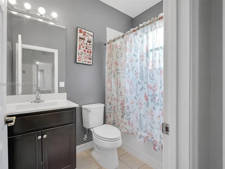 101 NE 37th Pl — Photo 16