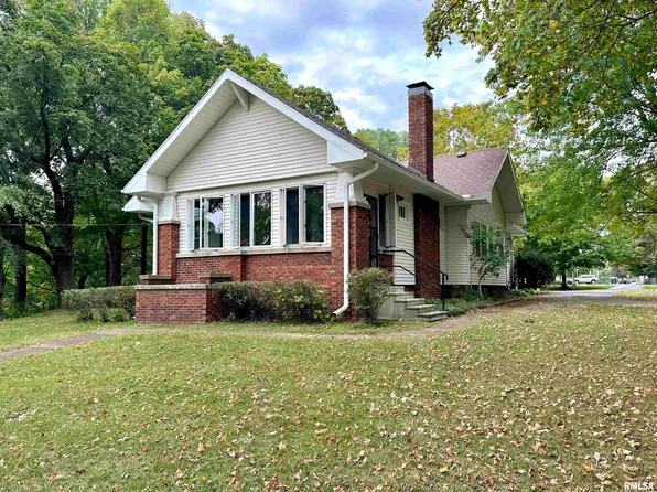 321 W Sangamon Ave, Petersburg, IL 62675