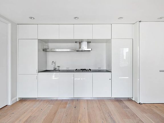 4th image of 70 W 45th St APT 32A