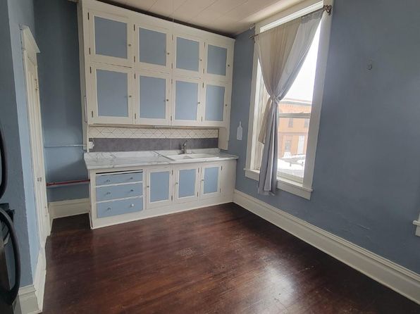 7 E Main St #201