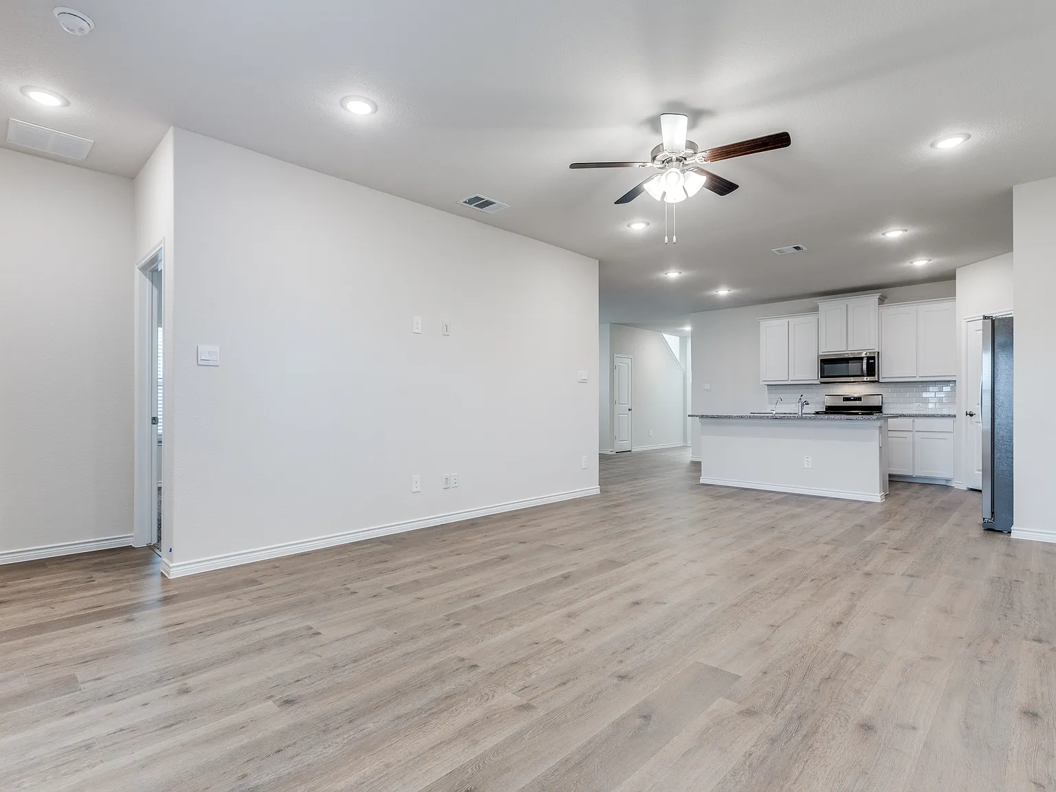 4 bed, 2.5 bath, 2411 sqft, $2,800 — Photo 3