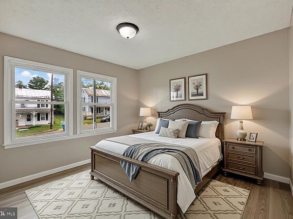 5th image of 358 W Spring St