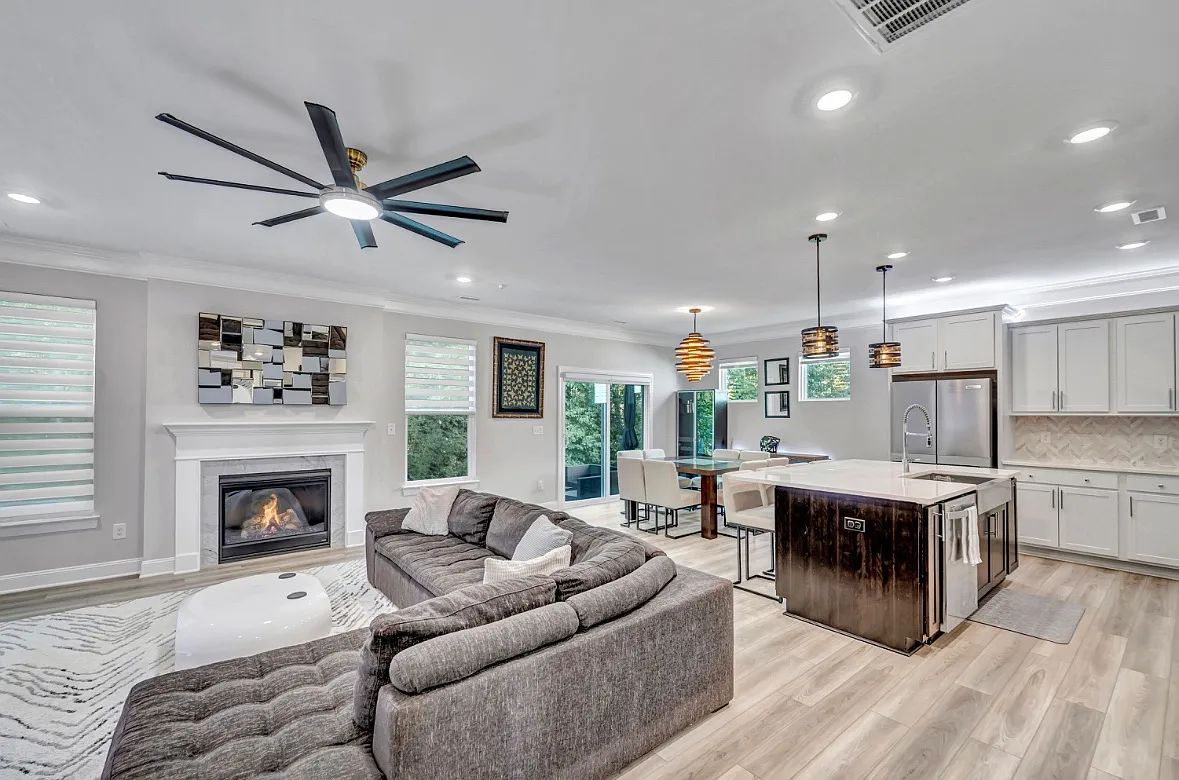4 bed, 2.5 bath, 1940 sqft, $6,000 — Photo 4