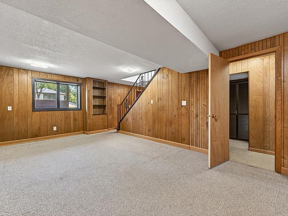 3rd image of 509 Arlington Ave E