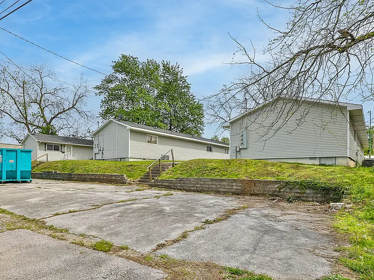 733 W College St #B — Photo 18