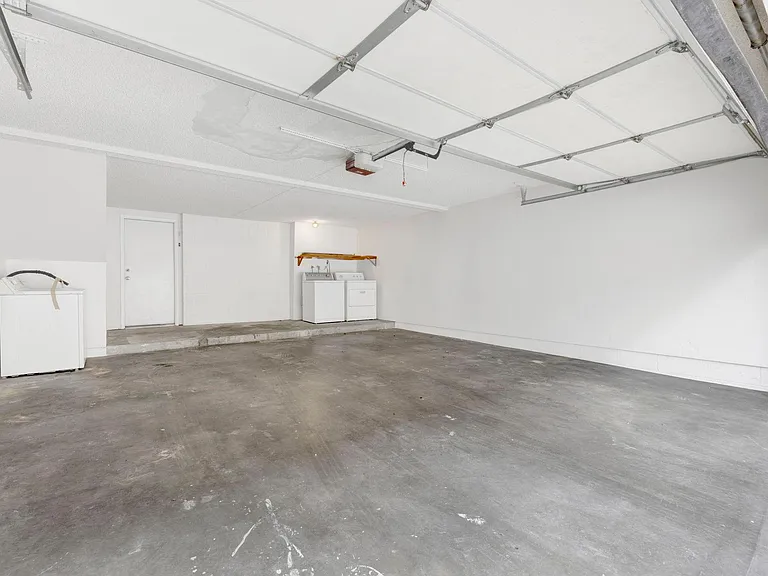 1561 W Jefferson Blvd — Photo 23