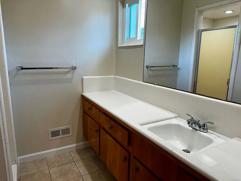Charming 3 Bedroom, 2 Bath Duplex in Mountain View near Sylvan Park — Photo 9