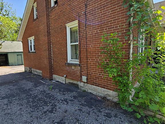 4th image of 840 N Florissant Rd