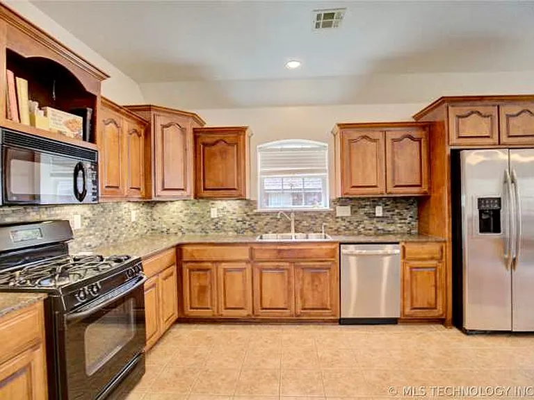 7324 E Knoxville St — Photo 2