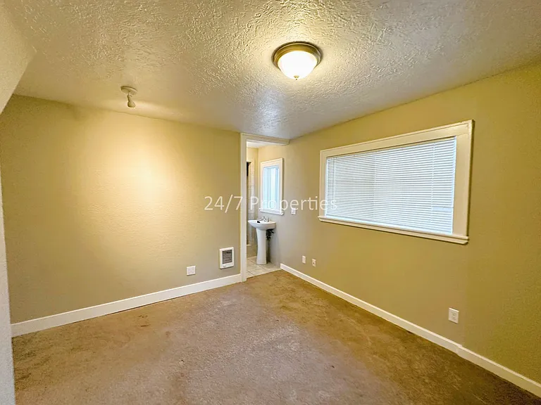 860 Shipping St NE — Photo 14