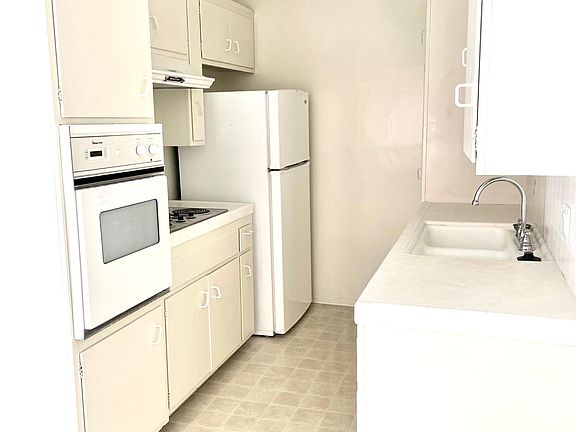 3rd image of 1225 Barry Ave APT 6