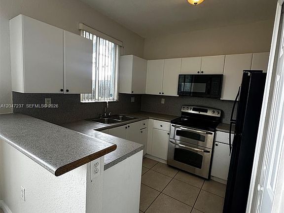 4th image of 2812 SE 16th Ave #121