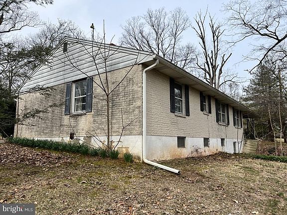 5th image of 977 Locust Grove Rd