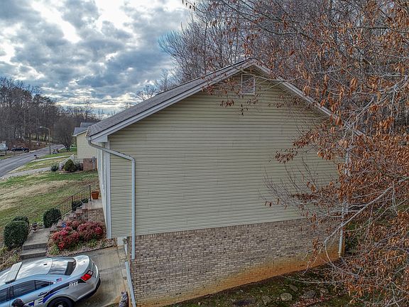 5th image of 514 Old Village Ct