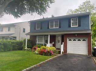 8 Yale St, Roslyn Heights, NY 11577