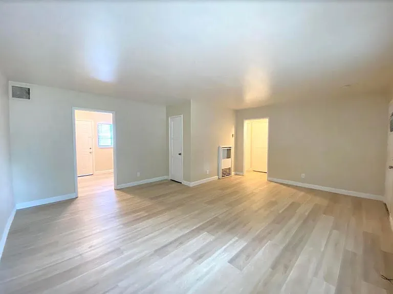 958 Barney St — Photo 5