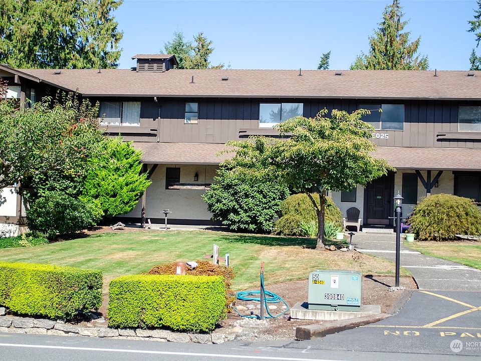 Walkway to well-maintained complex.>