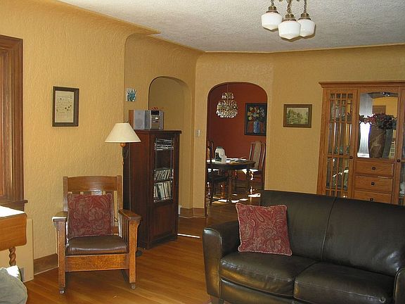 4th image of 224 Hastings Ave