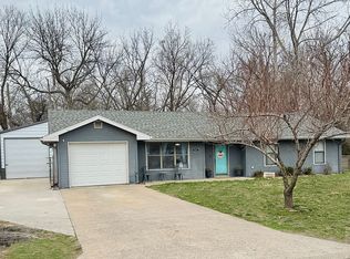 411 E 7th Ter, Tonganoxie, KS 66086