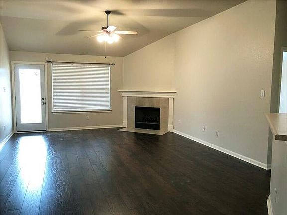 4th image of 329 Lone Star Blvd