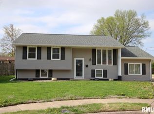 4 Pioneer Ct, Pekin, IL 61554