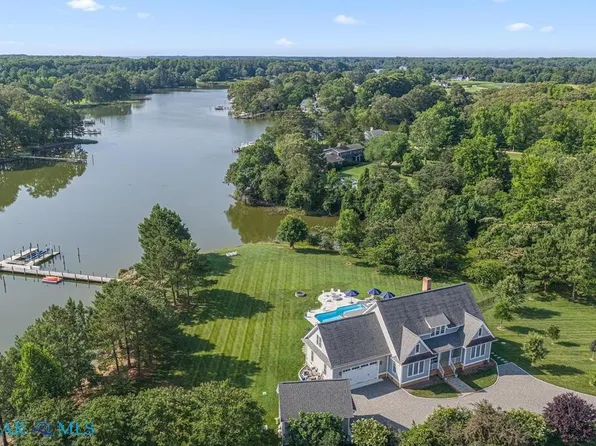 311 Grove Point Rd, Kilmarnock, VA 22482