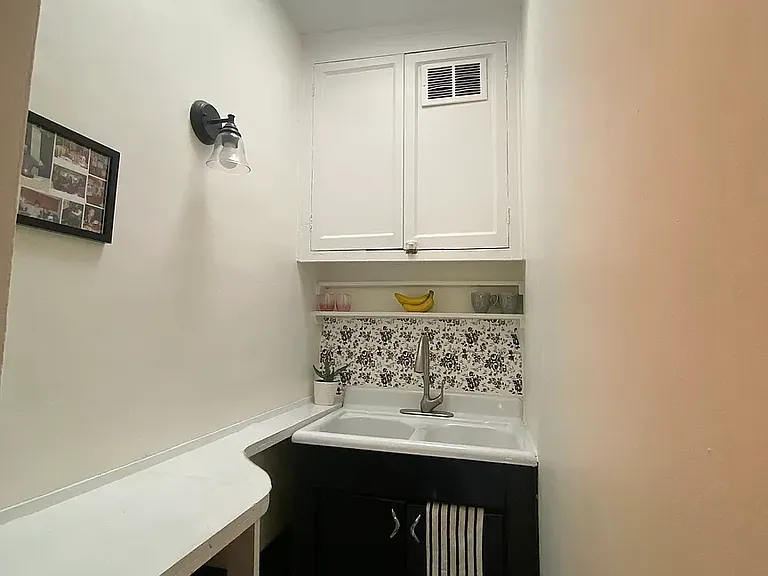 240 E 15th St #7 — Photo 3