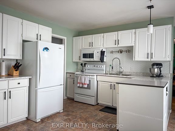 4th image of 934 Raglan St S