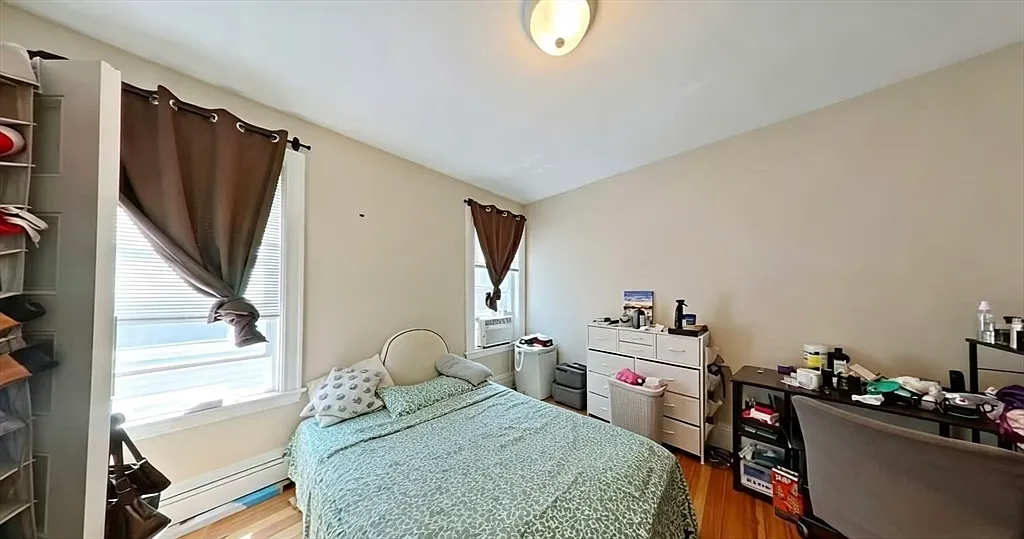 3 bed, 1.0 bath, 1100 sqft, $3,000 — Photo 3